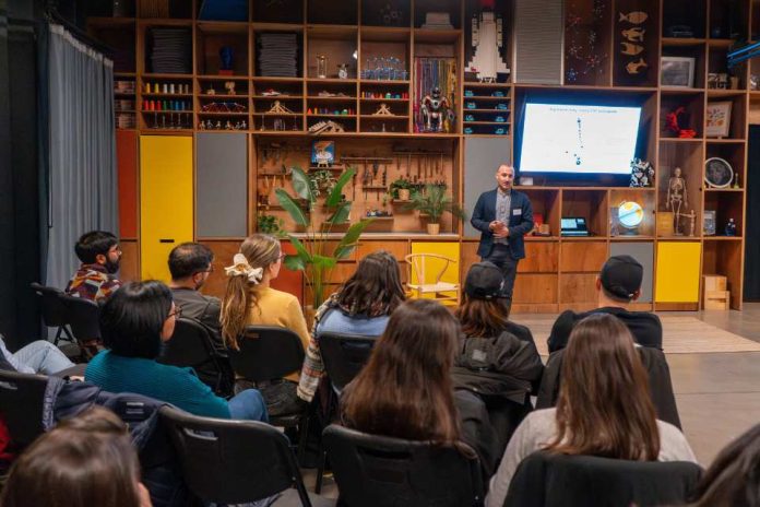 Fundación Mustakis impulsa jornada de bienestar emocional junto al Dr. Simón Guendelman