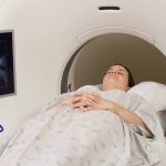 Tragedia en sala de resonancia magnética expone riesgos del uso indebido de objetos metálicos