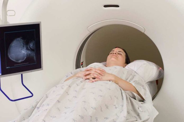 Tragedia en sala de resonancia magnética expone riesgos del uso indebido de objetos metálicos