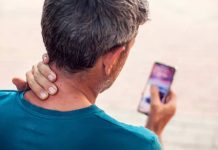 ¿Qué es el síndrome de “cuello de texto” y cómo se relaciona con el uso prolongado del celular?