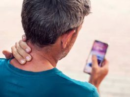 ¿Qué es el síndrome de “cuello de texto” y cómo se relaciona con el uso prolongado del celular?