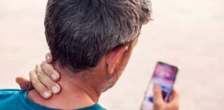 ¿Qué es el síndrome de “cuello de texto” y cómo se relaciona con el uso prolongado del celular?