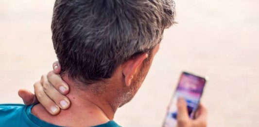 ¿Qué es el síndrome de “cuello de texto” y cómo se relaciona con el uso prolongado del celular?