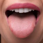 ¿Sabes realmente cómo limpiar tu lengua Especialista entrega indicaciones para una correcta higiene