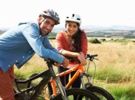 ¿Va a andar en bicicleta? Experto de Mayo Clinic comparte consejos para proteger sus manos, muñecas y cabeza