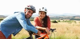 ¿Va a andar en bicicleta? Experto de Mayo Clinic comparte consejos para proteger sus manos, muñecas y cabeza