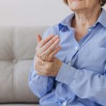 Artritis Reumatoide: Nuevas terapias innovadoras ingresan al sistema público por actualización de Ley Ricarte Soto