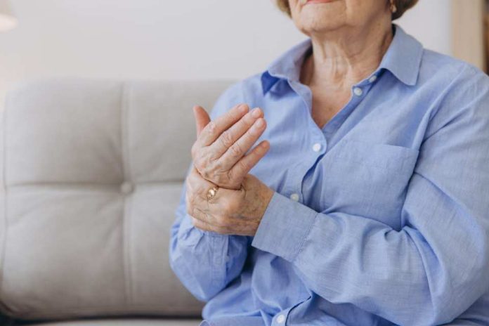 Artritis Reumatoide: Nuevas terapias innovadoras ingresan al sistema público por actualización de Ley Ricarte Soto