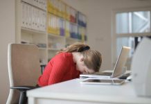 Cambio de hora en Chile: cómo afecta a las personas neurodivergentes y consejos para una mejor adaptación