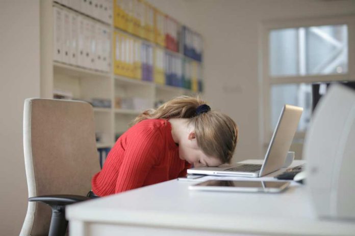 Cambio de hora en Chile: cómo afecta a las personas neurodivergentes y consejos para una mejor adaptación