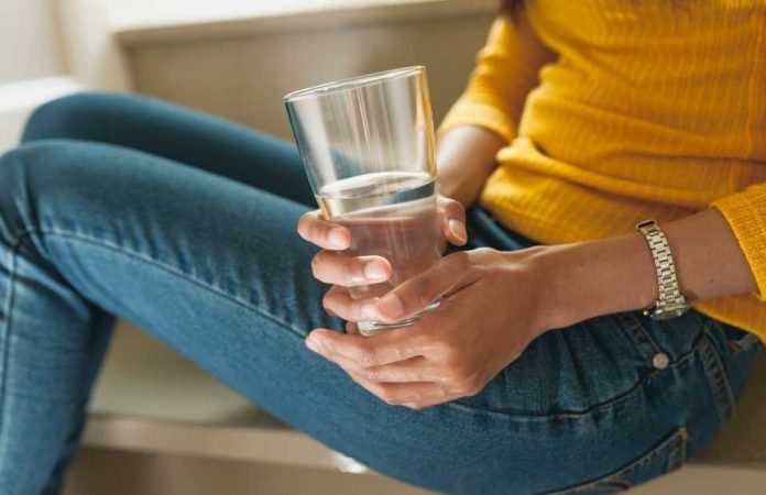 Chile bebe 3 veces más bebidas azucaradas que el promedio mundial mientras el agua embotellada sigue siendo un lujo