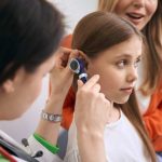 Día del Niño y la Niña: cómo detectar a tiempo la hipoacusia y otros problemas auditivos en la infancia