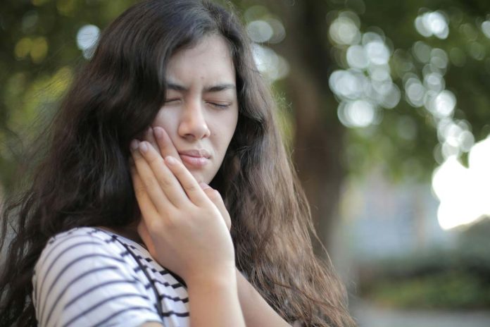 Sensibilidad dental: el dolor silencioso que afecta al 50% de los chilenos