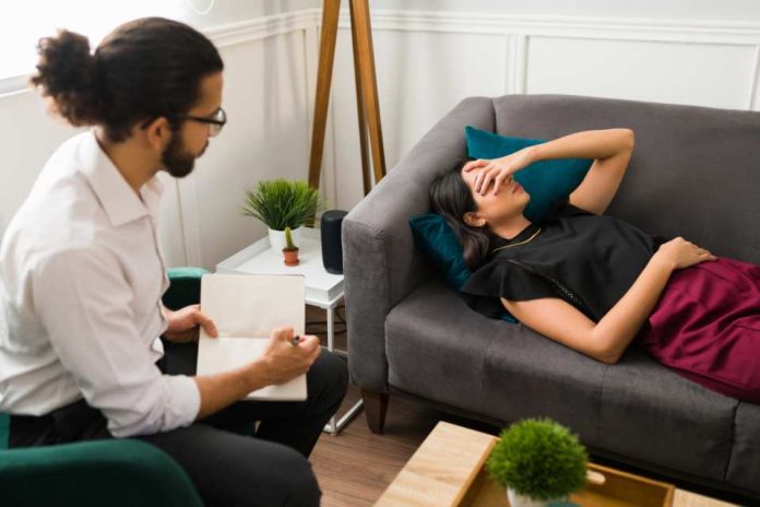 ¿Cómo se deben abordar las situaciones traumáticas que ocurren en el lugar de trabajo?