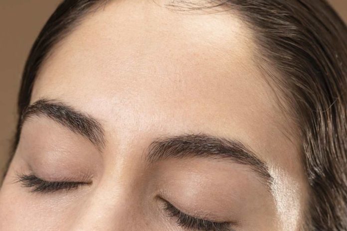 ¿Implante de cejas Conoce el tratamiento con folículos reales que llegó a Chile para resultados naturales y permanentes