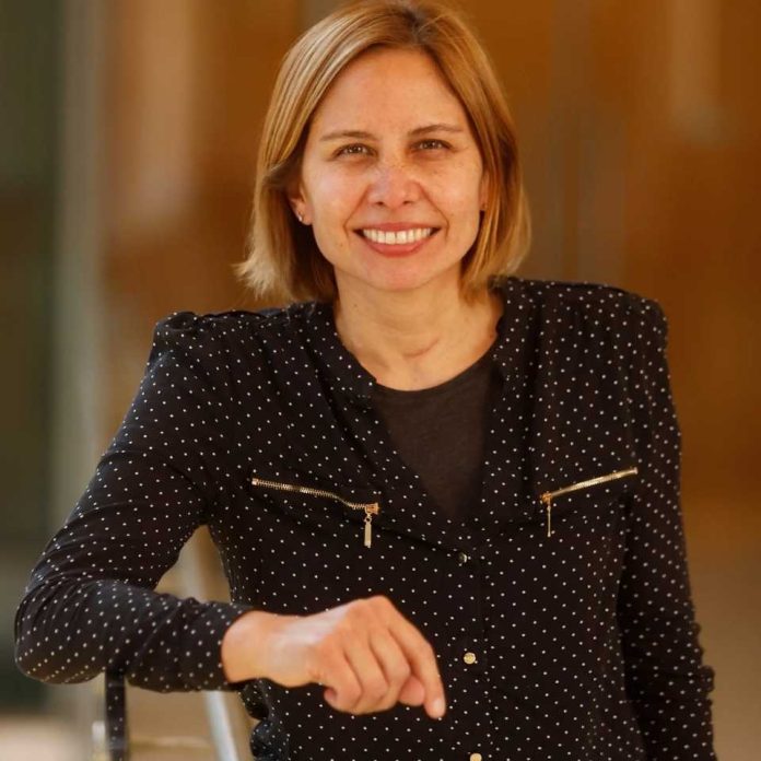 ¿Quién cuida de ellas Experta enfatiza necesidad de fortalecer y formalizar el trabajo de las cuidadoras ¿Quién cuida de ellas? Experta enfatiza necesidad de fortalecer y formalizar el trabajo de las cuidadoras