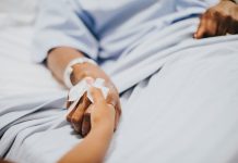 Cuando hay diagnóstico de enfermedad terminal: Cómo hablar en familia sobre la despedida y la opción de cremación   