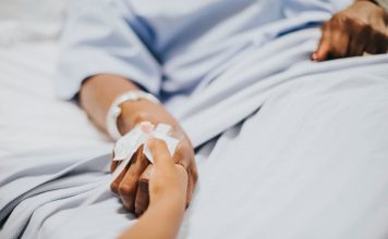 Cuando hay diagnóstico de enfermedad terminal: Cómo hablar en familia sobre la despedida y la opción de cremación   