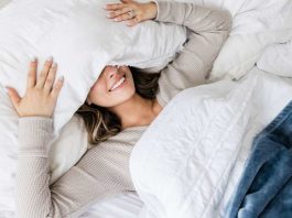 Cambio de hora y salud: neuróloga explica cómo afecta el sueño y entrega claves para un buen descanso