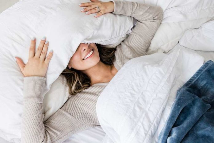 Cambio de hora y salud: neuróloga explica cómo afecta el sueño y entrega claves para un buen descanso