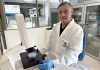 Científico puertomontino lidera investigación que vincula microplásticos con el cáncer de mama