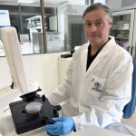 Científico puertomontino lidera investigación que vincula microplásticos con el cáncer de mama
