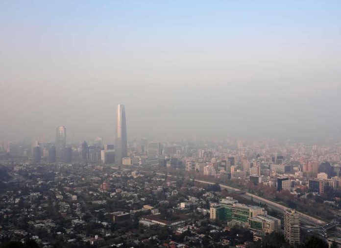 Contaminación del aire en Santiago podría aumentar riesgo de Alzheimer y afectar la memoria, según estudio