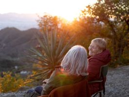 Estudio detecta que personas mayores en Chile tienen solo un amigo cercano