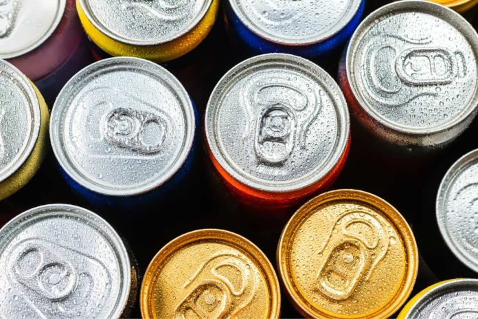 Inglaterra prohibirá las bebidas energéticas a menores de 16 años ¿Cuál es el riesgo en Chile?