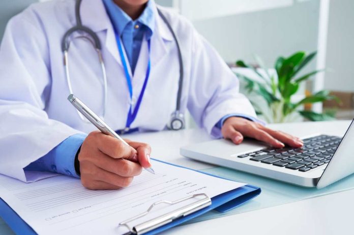 LAS LICENCIAS MÉDICAS FALSAS EN CHILE USAN PRINCIPALMENTE DIAGNÓSTICOS DE SALUD MENTAL Y TRAUMATOLÓGICO