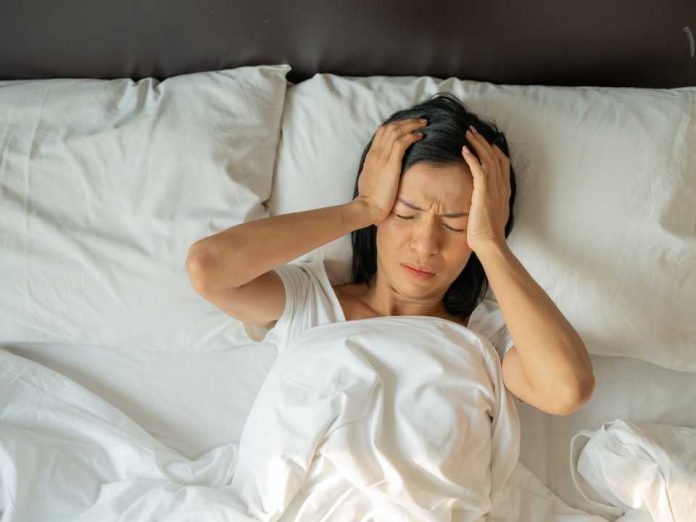 Mal dormir en Chile: Un 79% atribuye sus problemas de sueño a temas laborales, económicos y personales