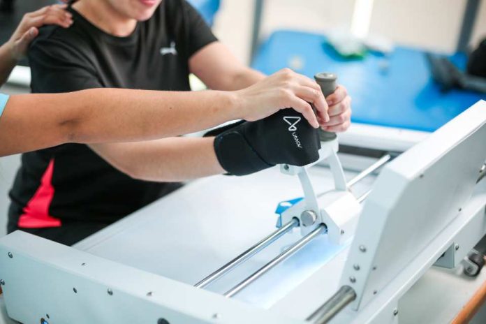 Rehabilitación motriz para el presente y futuro: invento chileno valida tecnología que multiplica la capacidad de los centros de salud