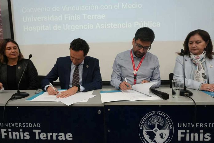 U. Finis Terrae y Hospital de Urgencia Asistencia Pública profundizan sus lazos a través de convenio de colaboración
