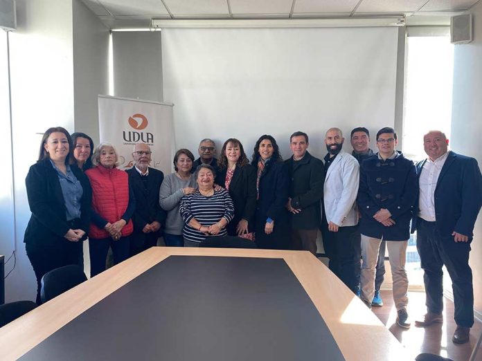 UDLA y ONG Vivir Consentidos firman convenio para impulsar investigación en envejecimiento activo