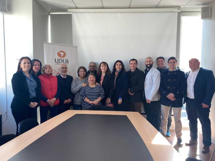 UDLA y ONG Vivir Consentidos firman convenio para impulsar investigación en envejecimiento activo