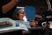 ¿Un cepillo sin cerdas? Inédita campaña de Fundación Sonrisas busca concientizar sobre las brechas de acceso a salud bucal en Chile