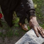 Vivir la muerte desde el amor: experta entrega claves para acompañar el duelo y transformar el dolor en aprendizaje
