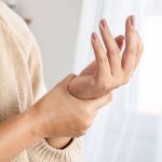 Artritis Reumatoide: consultar temprano es crucial ante síntomas persistentes para prevenir daño crónico y discapacidad a largo plazo 