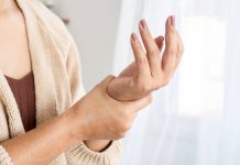 Artritis Reumatoide: consultar temprano es crucial ante síntomas persistentes para prevenir daño crónico y discapacidad a largo plazo 