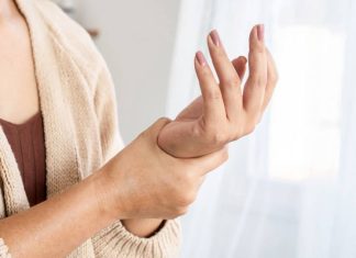 Artritis Reumatoide: consultar temprano es crucial ante síntomas persistentes para prevenir daño crónico y discapacidad a largo plazo 