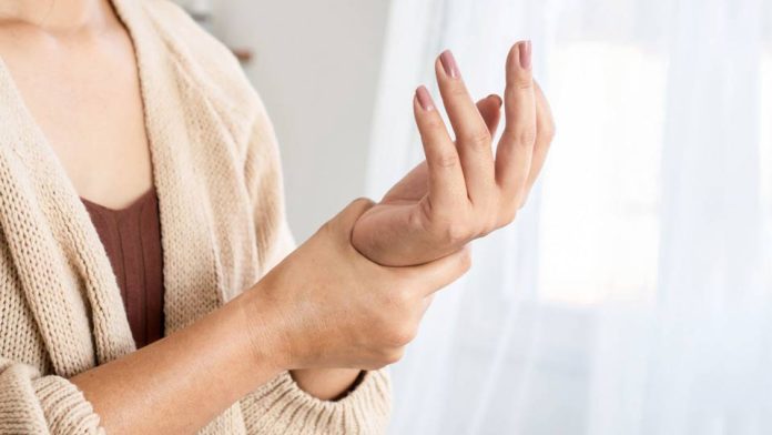 Artritis Reumatoide: consultar temprano es crucial ante síntomas persistentes para prevenir daño crónico y discapacidad a largo plazo 