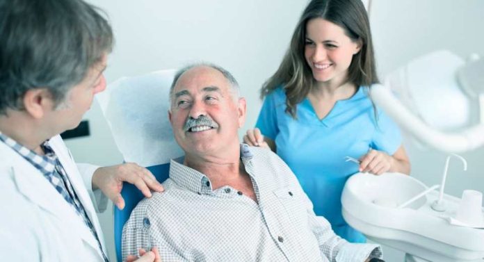 Brechas en acceso y prevención alejan a Chile de la meta 20-80 en salud bucal
