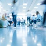Chile invierte más en salud, pero usuarios evalúan peor su experiencia de atención  Chile invierte más en salud, pero usuarios evalúan peor su experiencia de atención