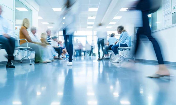 Chile invierte más en salud, pero usuarios evalúan peor su experiencia de atención  Chile invierte más en salud, pero usuarios evalúan peor su experiencia de atención
