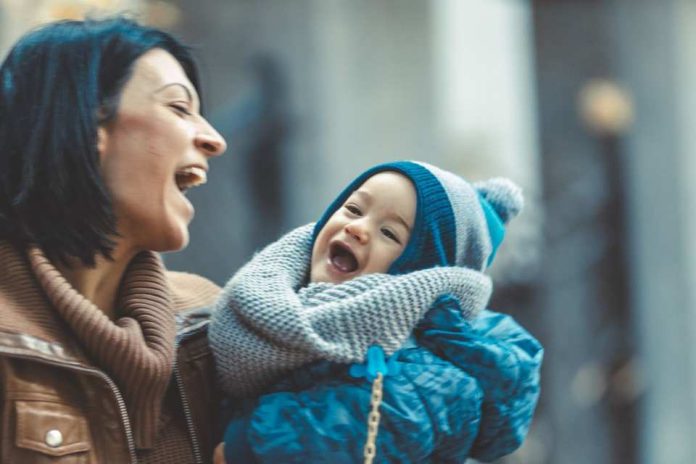 Crianza positiva y bienestar materno: estudio revela impacto en la conducta de hijos de madres adolescentes