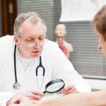 Derribando mitos en el Día Mundial de la Psoriasis: enfermedad a la piel no contagiosa y con factores de riesgo genéticos y emocionales Derribando mitos en el Día Mundial de la Psoriasis: enfermedad a la piel no contagiosa y con factores de riesgo genéticos y emocionales