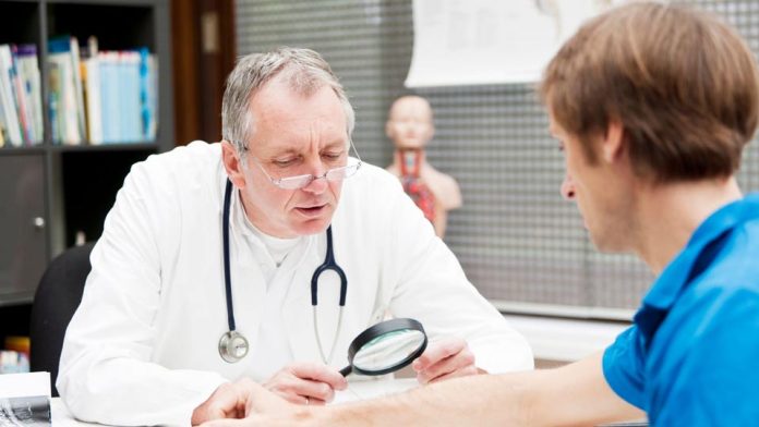 Derribando mitos en el Día Mundial de la Psoriasis: enfermedad a la piel no contagiosa y con factores de riesgo genéticos y emocionales