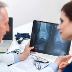 Día Mundial de la Osteoporosis: Experto explica los mitos y verdades de esta silenciosa enfermedad