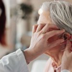 Estudio revela fuerte vínculo entre pérdida auditiva y Alzheimer