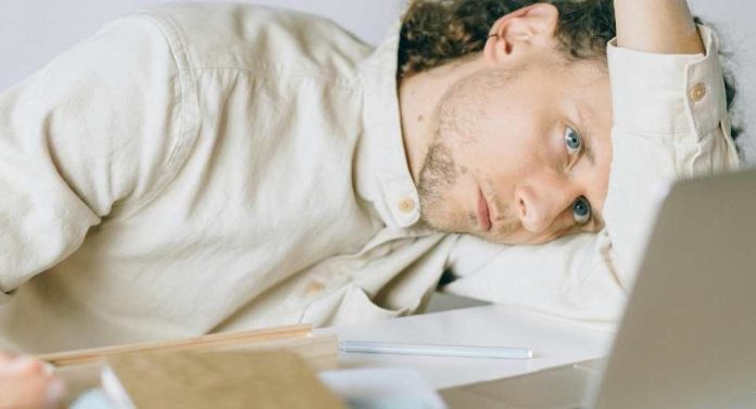 Estudio revela que 1 de cada 3 trabajadores siente que su empleo limita su vida personal